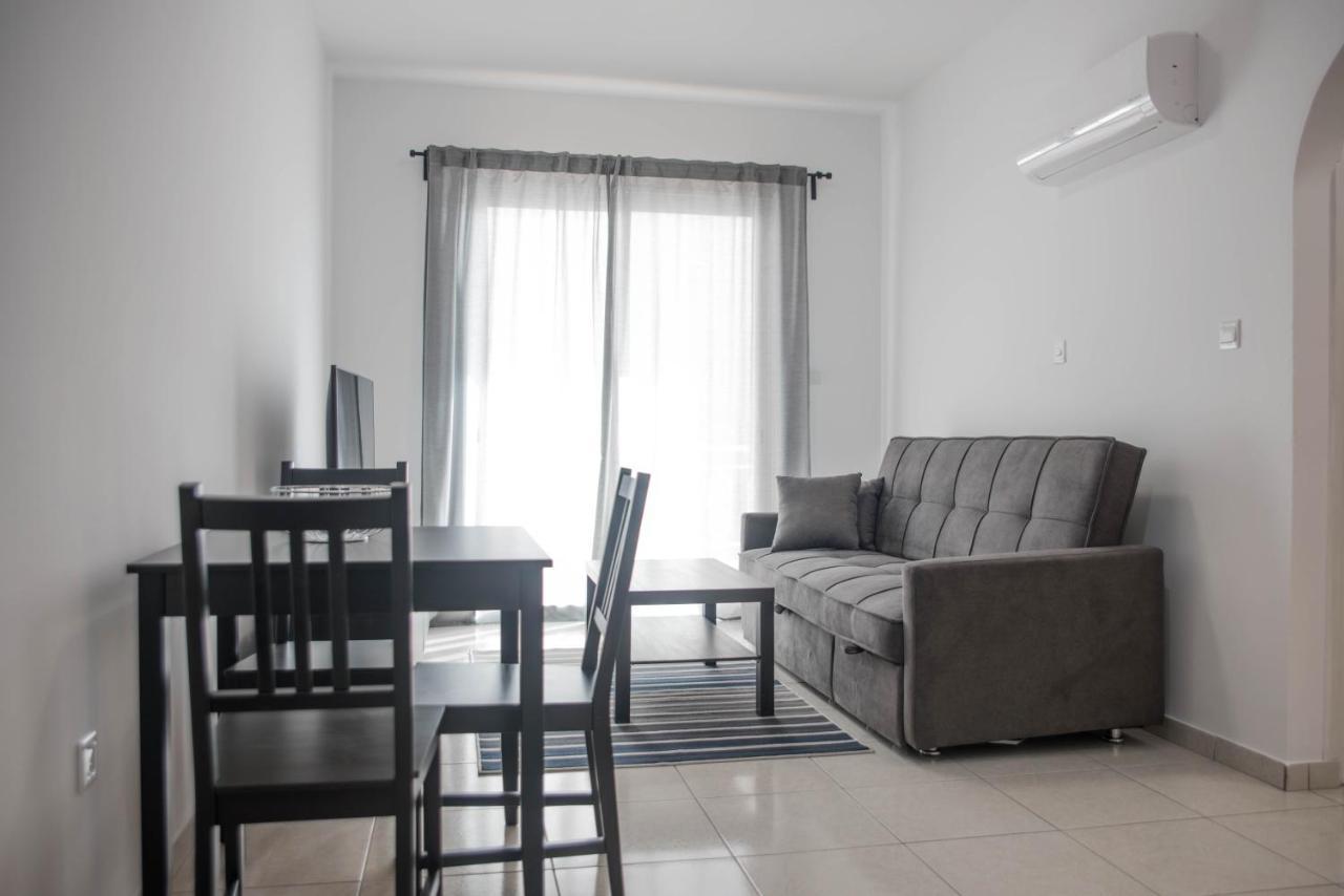 Renovated One Bedroom Apartment In Paphos With Pool Kültér fotó