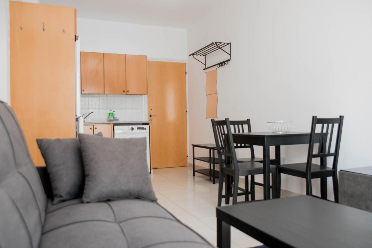 Renovated One Bedroom Apartment In Paphos With Pool Kültér fotó