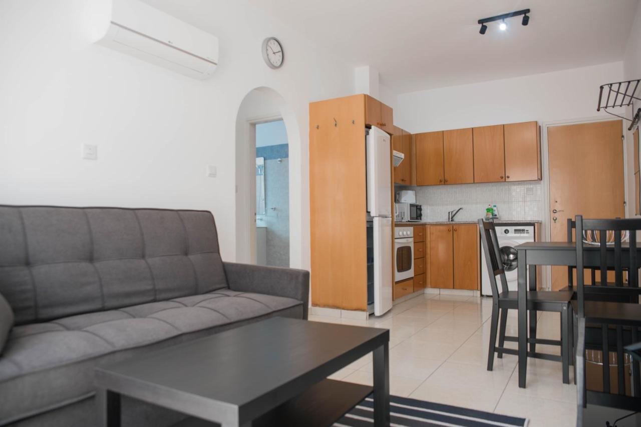 Renovated One Bedroom Apartment In Paphos With Pool Kültér fotó