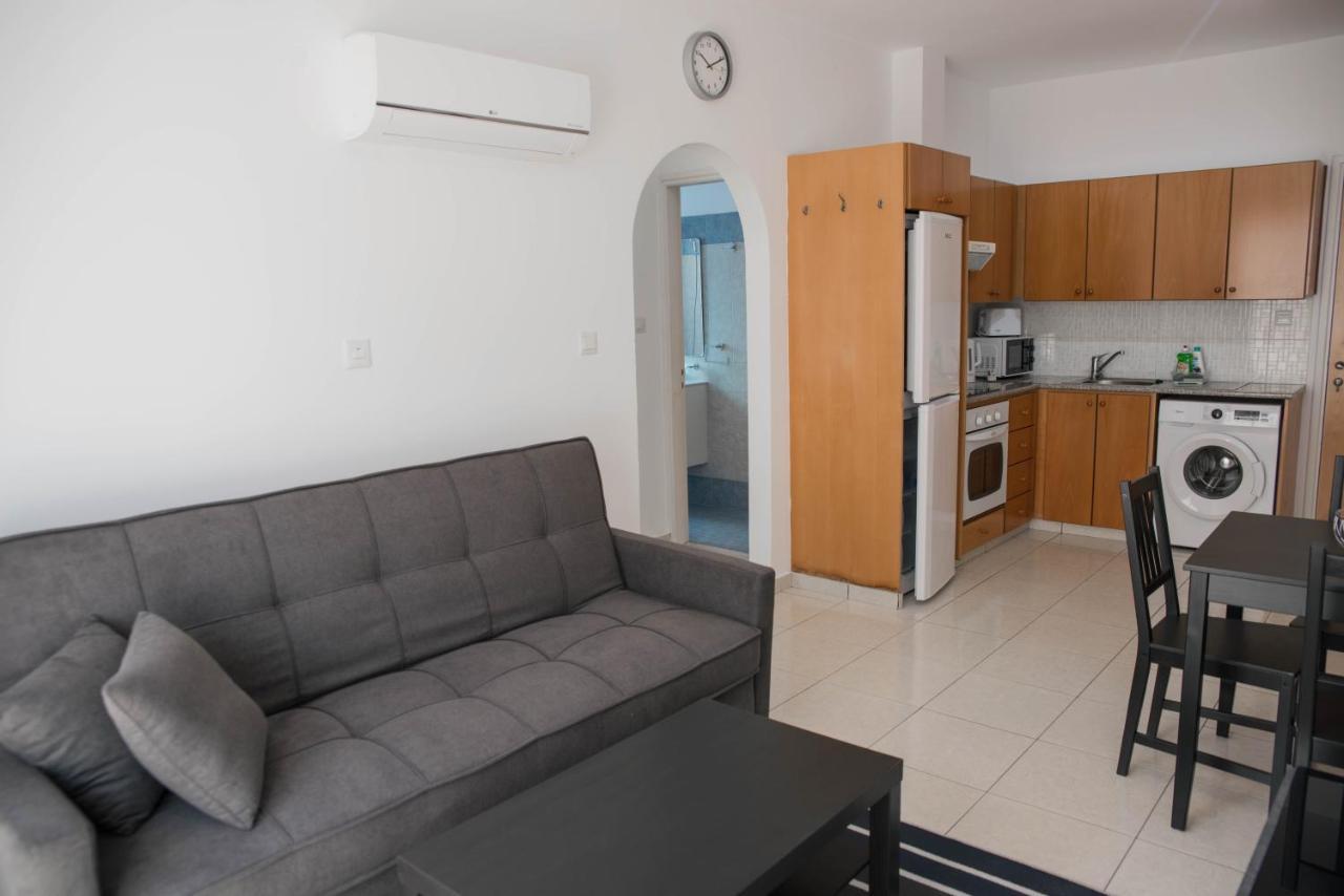 Renovated One Bedroom Apartment In Paphos With Pool Kültér fotó